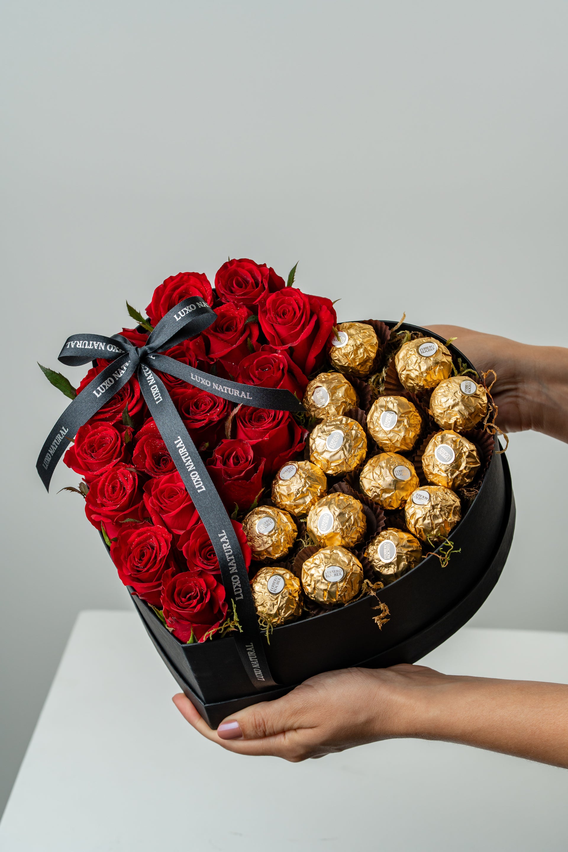 Box Coração Rosas com Ferrero Rocher — Flores e Chocolates Premium | Luxo