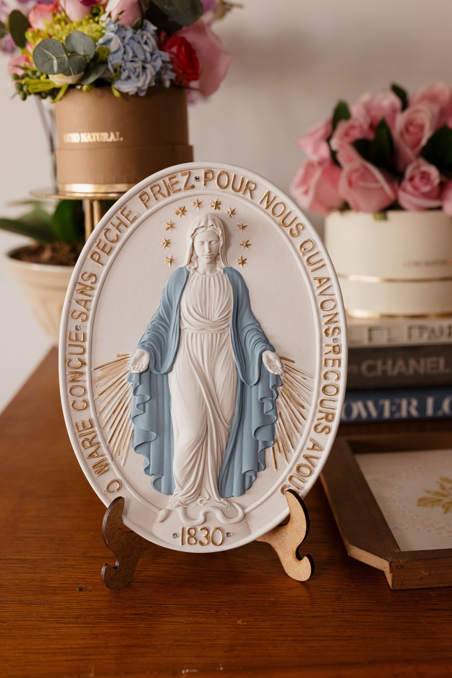 Placa de Gesso N. Sra. das Graças — Placa Sacra com Suporte em MDF | Luxo Natural