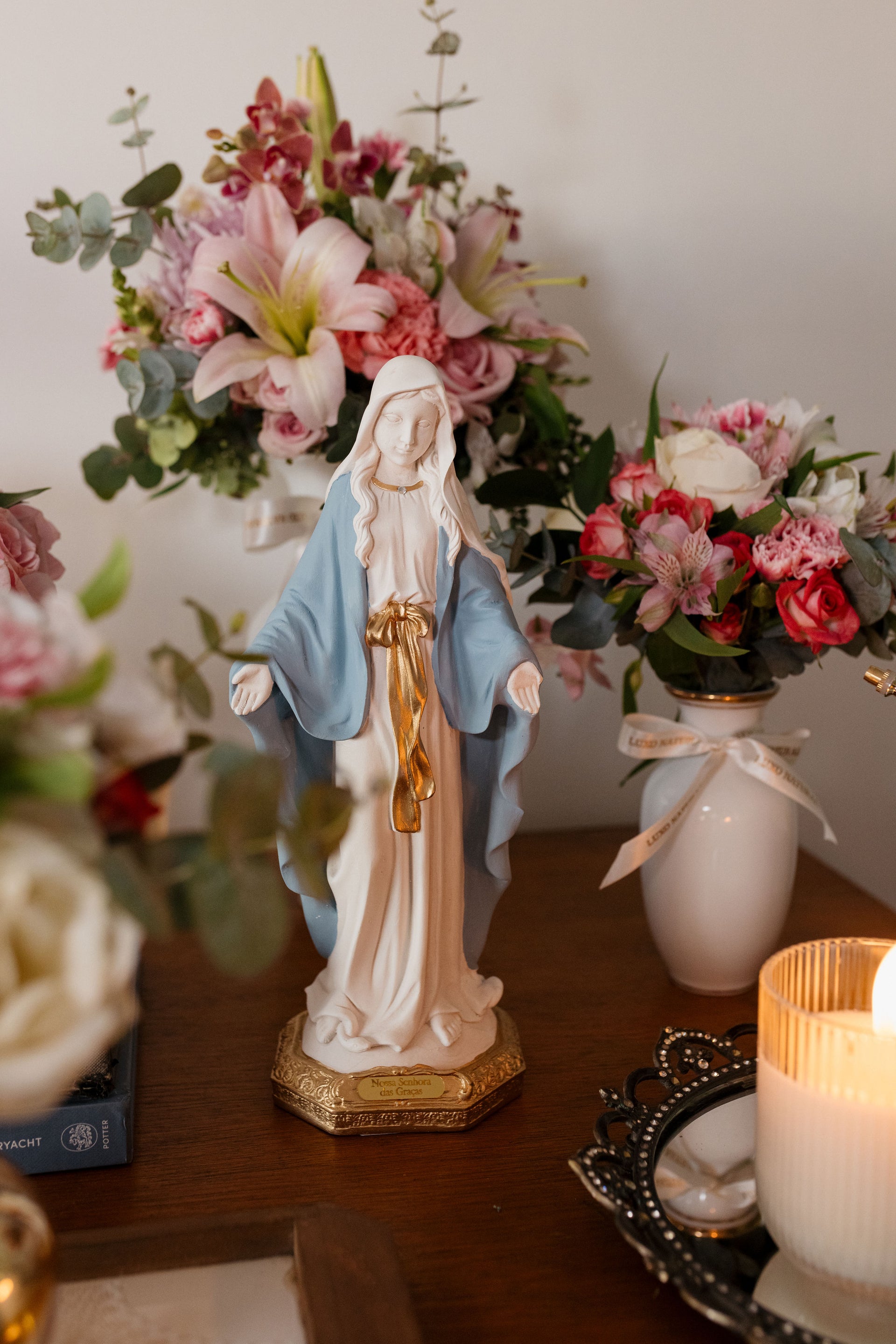 N. Sra. das Graças Manto Azul 30cm — Imagem Sacra Grande com Ouro | Luxo Natural