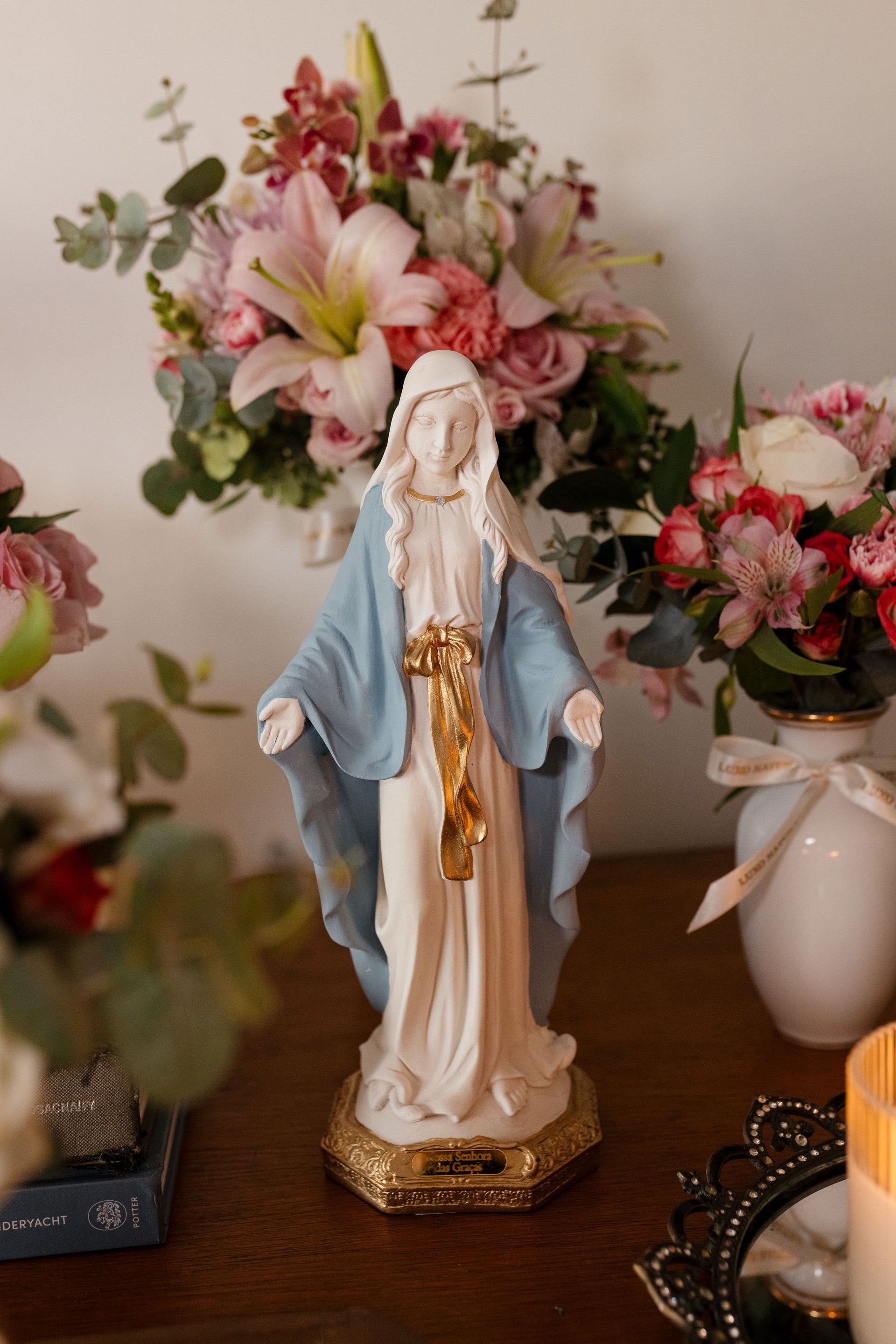 N. Sra. das Graças Manto Azul 30cm — Imagem Sacra Grande com Ouro | Luxo Natural