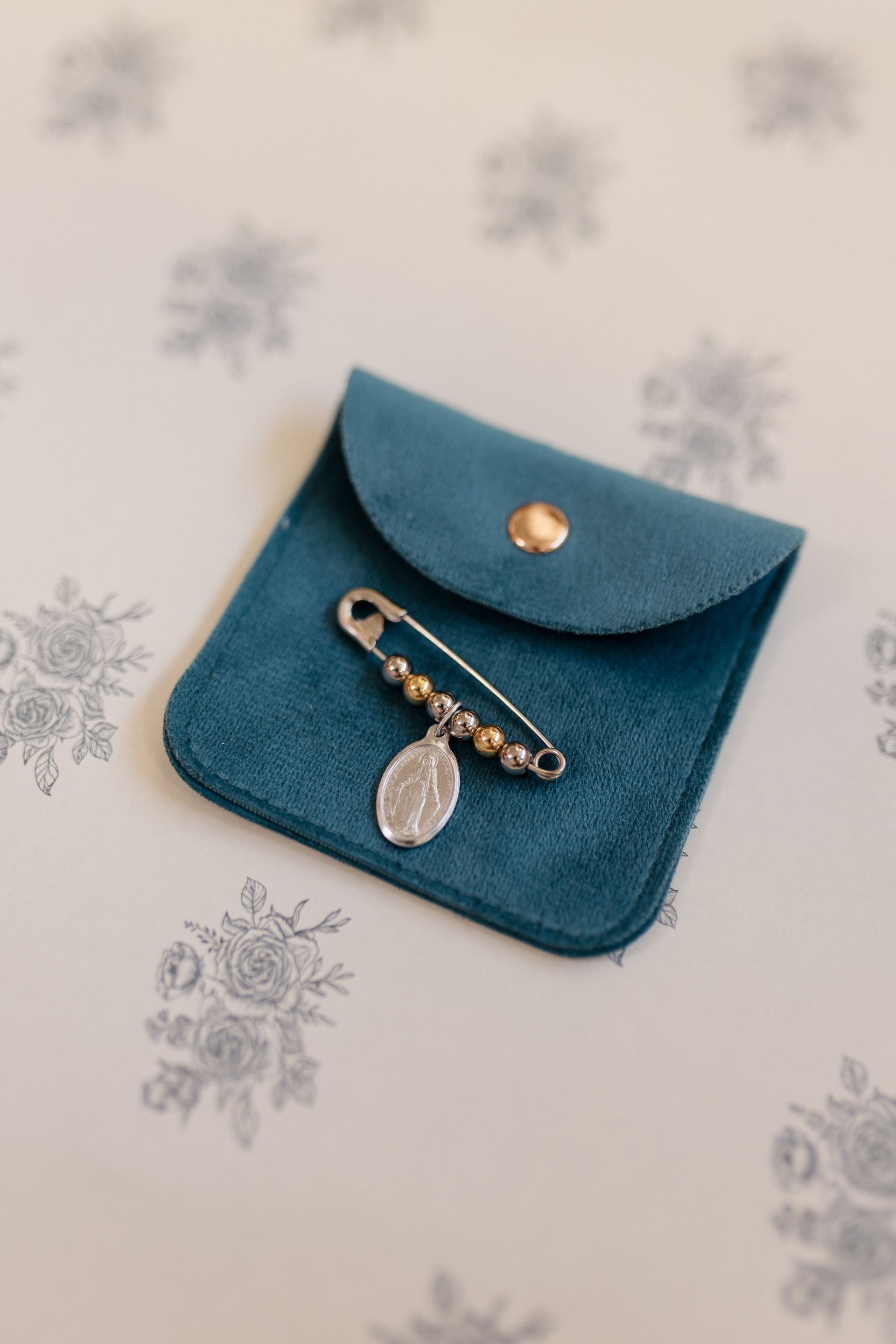 Broche N. Sra. das Graças — Medalha Milagrosa da Capela | Luxo Natural