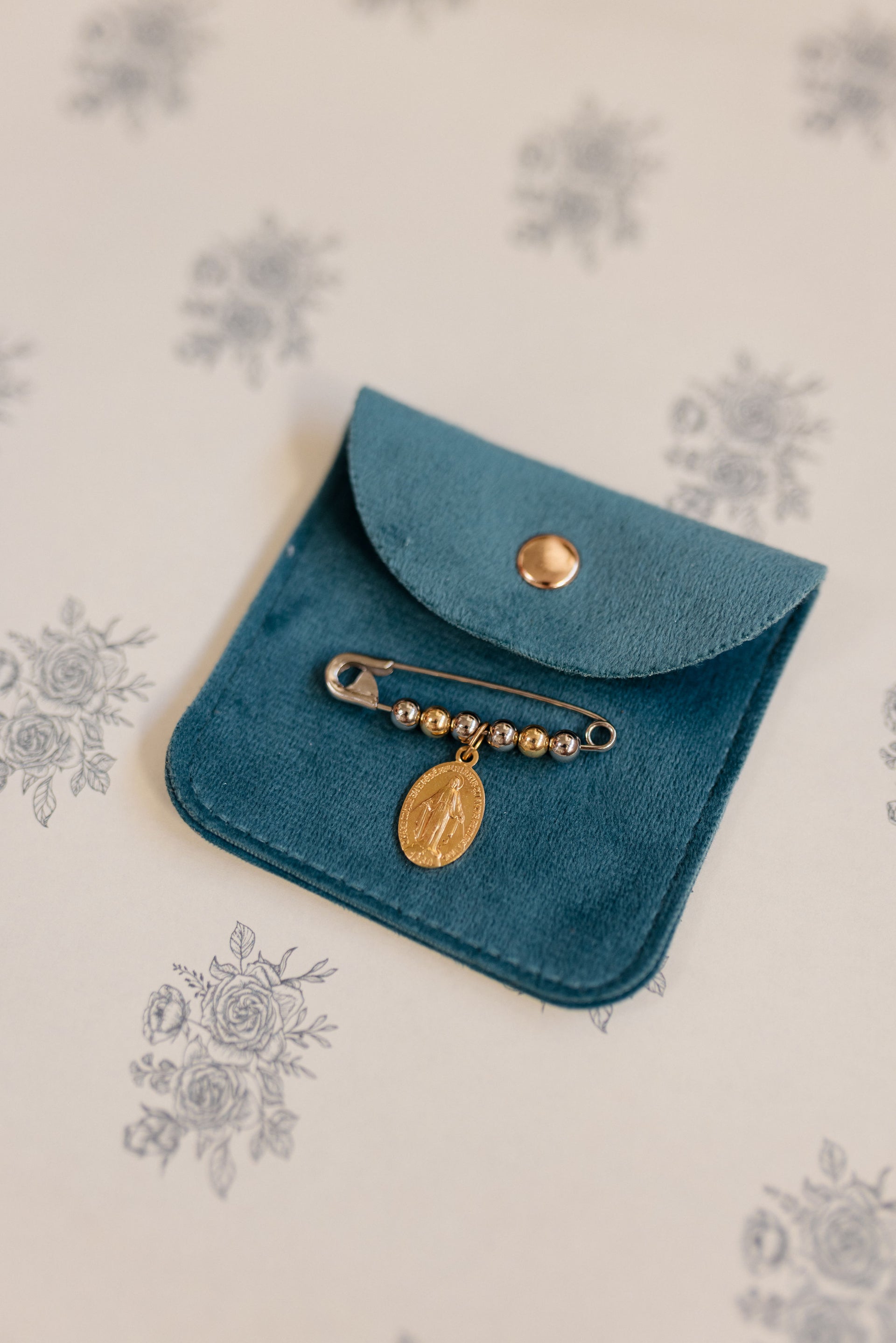 Broche N. Sra. das Graças — Medalha Milagrosa da Capela | Luxo Natural
