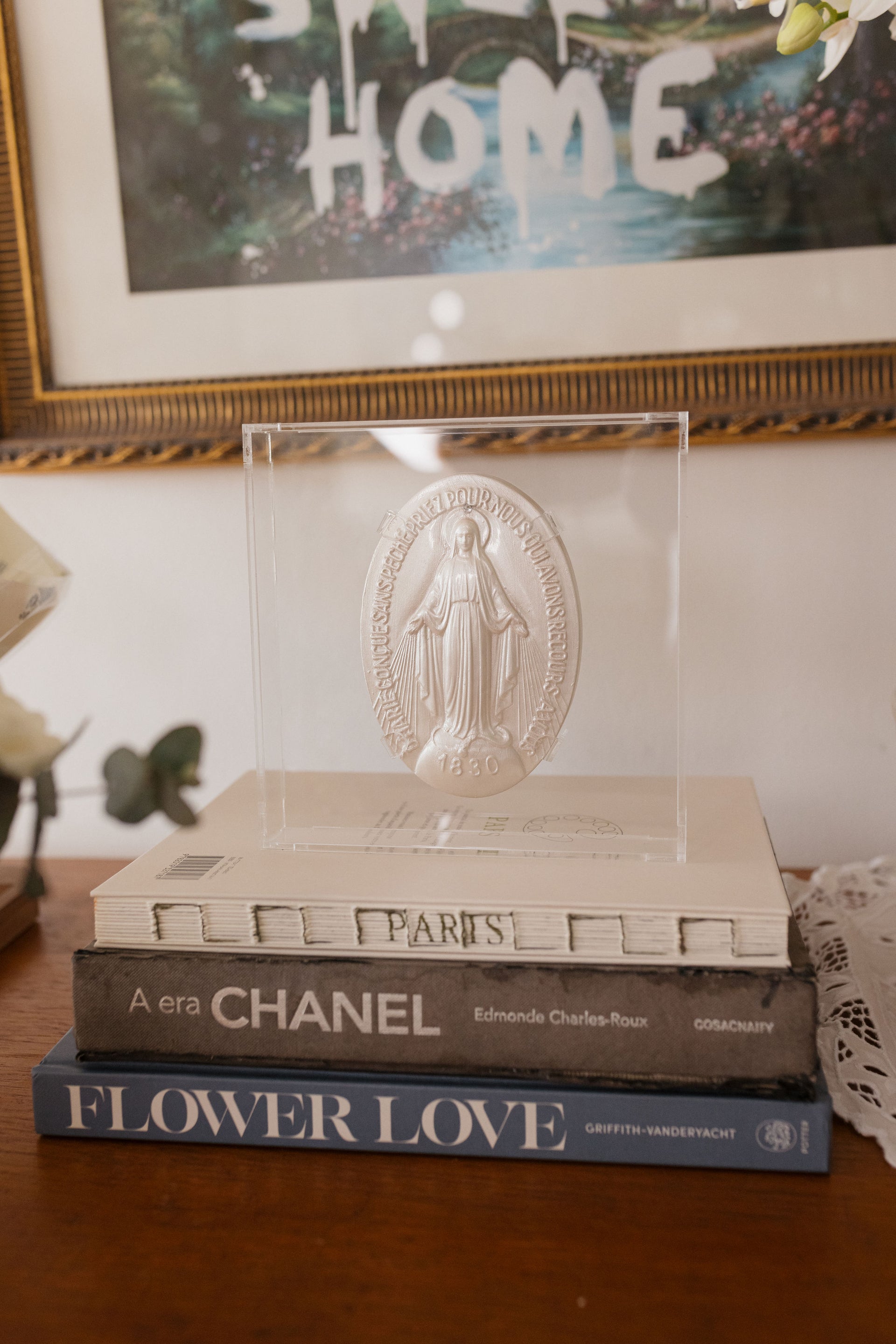 Placa Acrílico N. Sra. das Graças Perolada — Placa Sacra Premium | Luxo Natural
