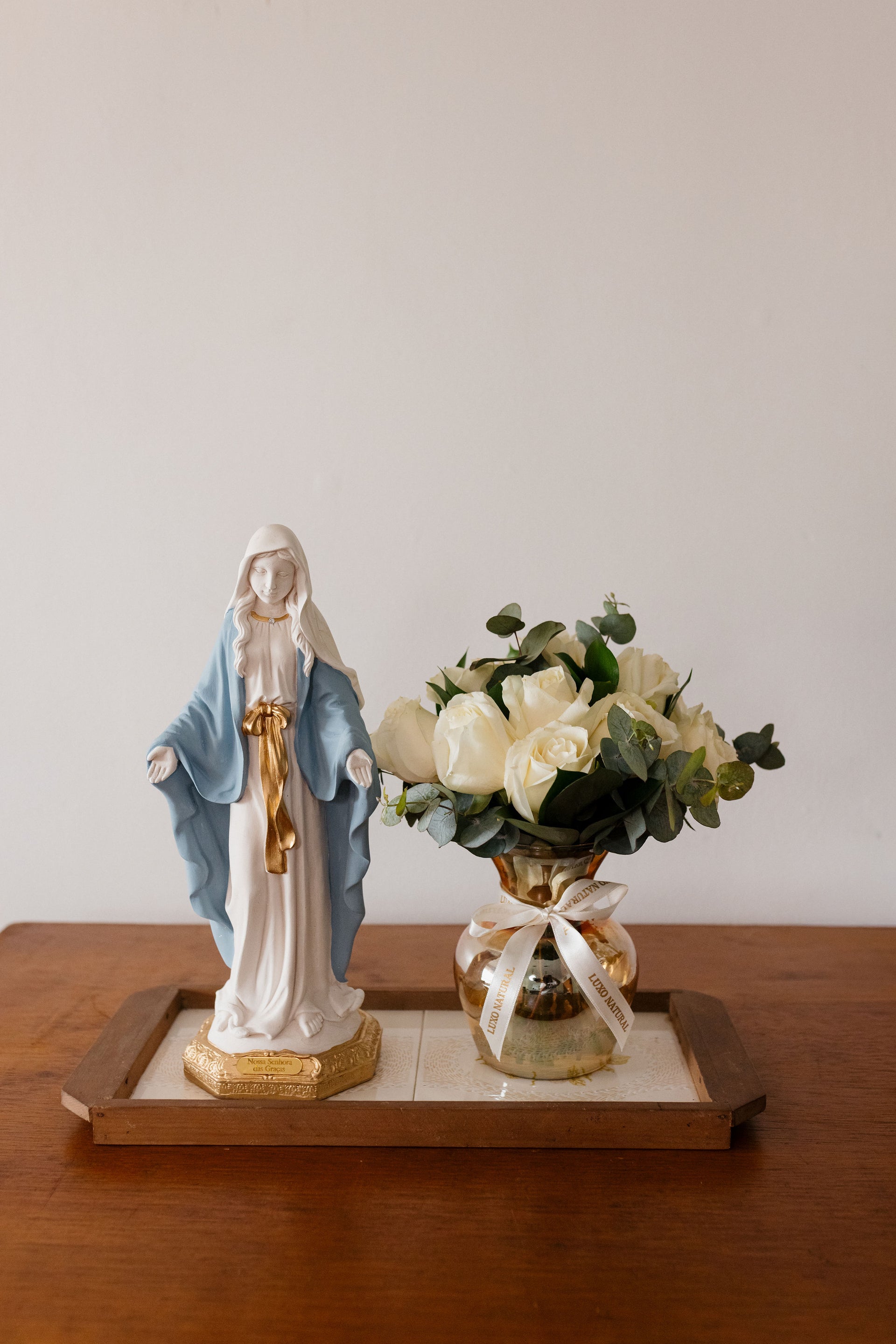 N. Sra. das Graças Manto Azul — Imagem Sacra em Pó de Mármore com Ouro | Luxo Natural