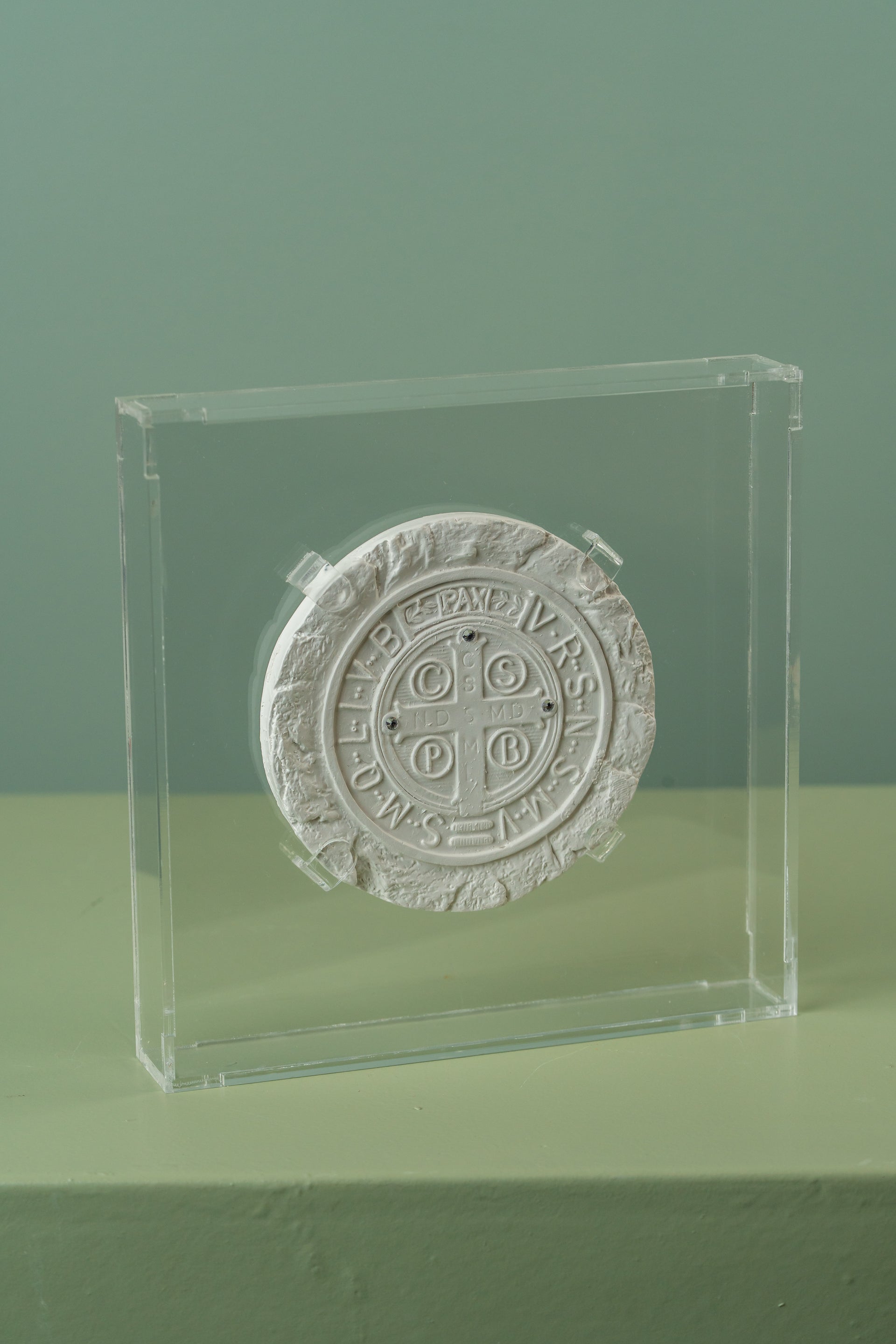 Placa de Gesso São Bento — Medalha com Relevo Frente e Verso | Luxo Natural