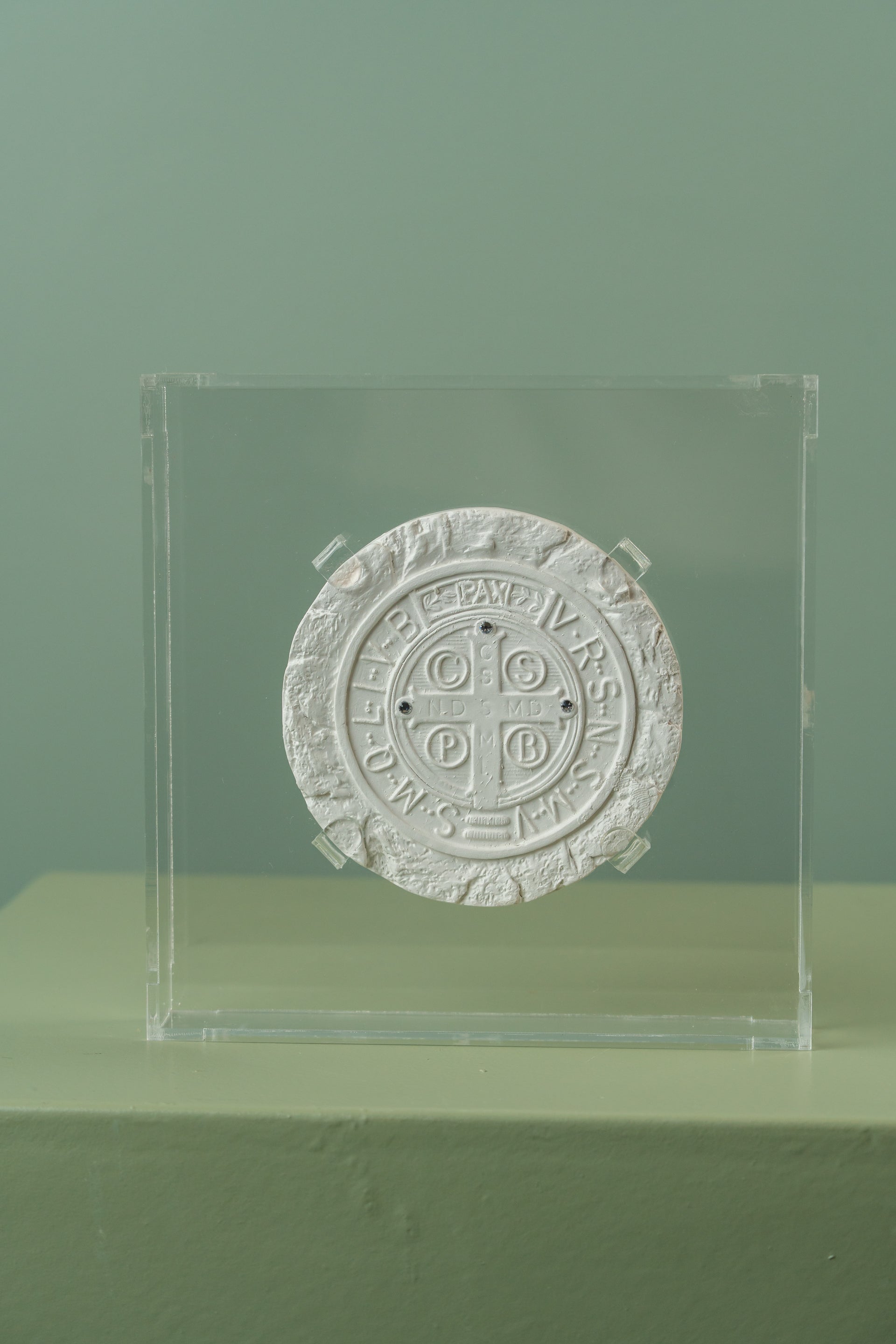 Placa de Gesso São Bento — Medalha com Relevo Frente e Verso | Luxo Natural